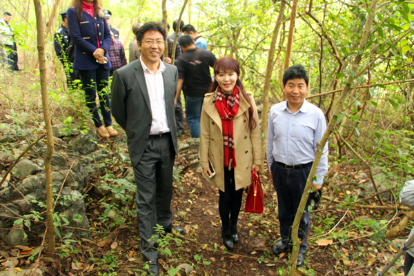 右一：周金星教授，中：張衛(wèi)董事長